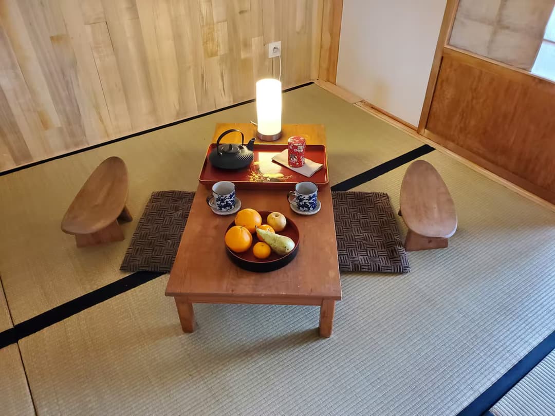 Un pavillon asiatique au bord d’un étang privé