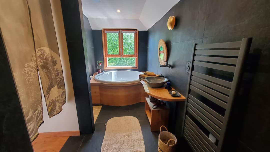 Un pavillon asiatique au bord d’un étang privé