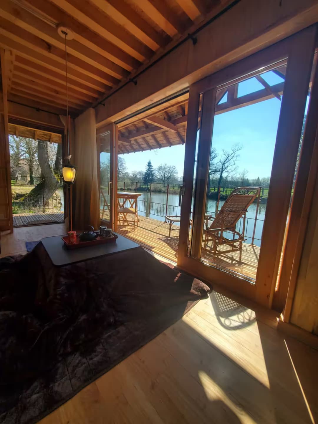 Un pavillon asiatique au bord d’un étang privé