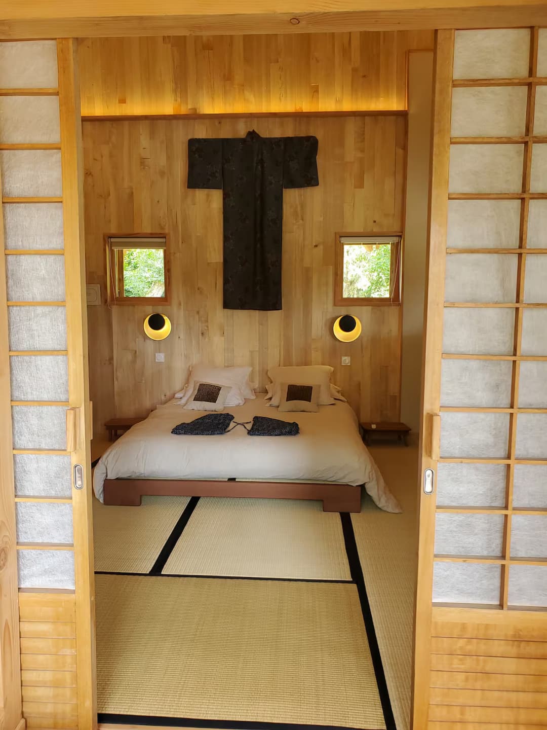 Un pavillon asiatique au bord d’un étang privé