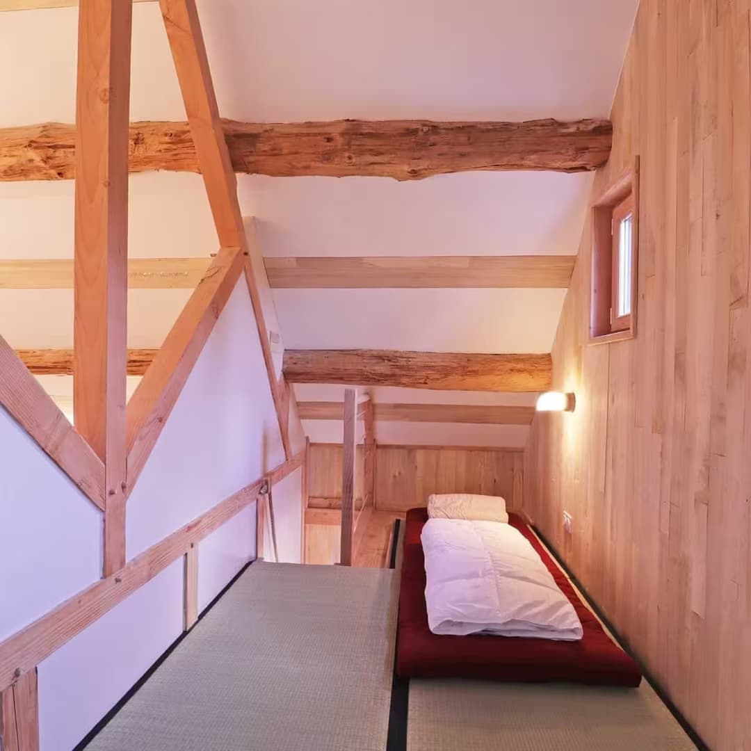 Un pavillon asiatique au bord d’un étang privé