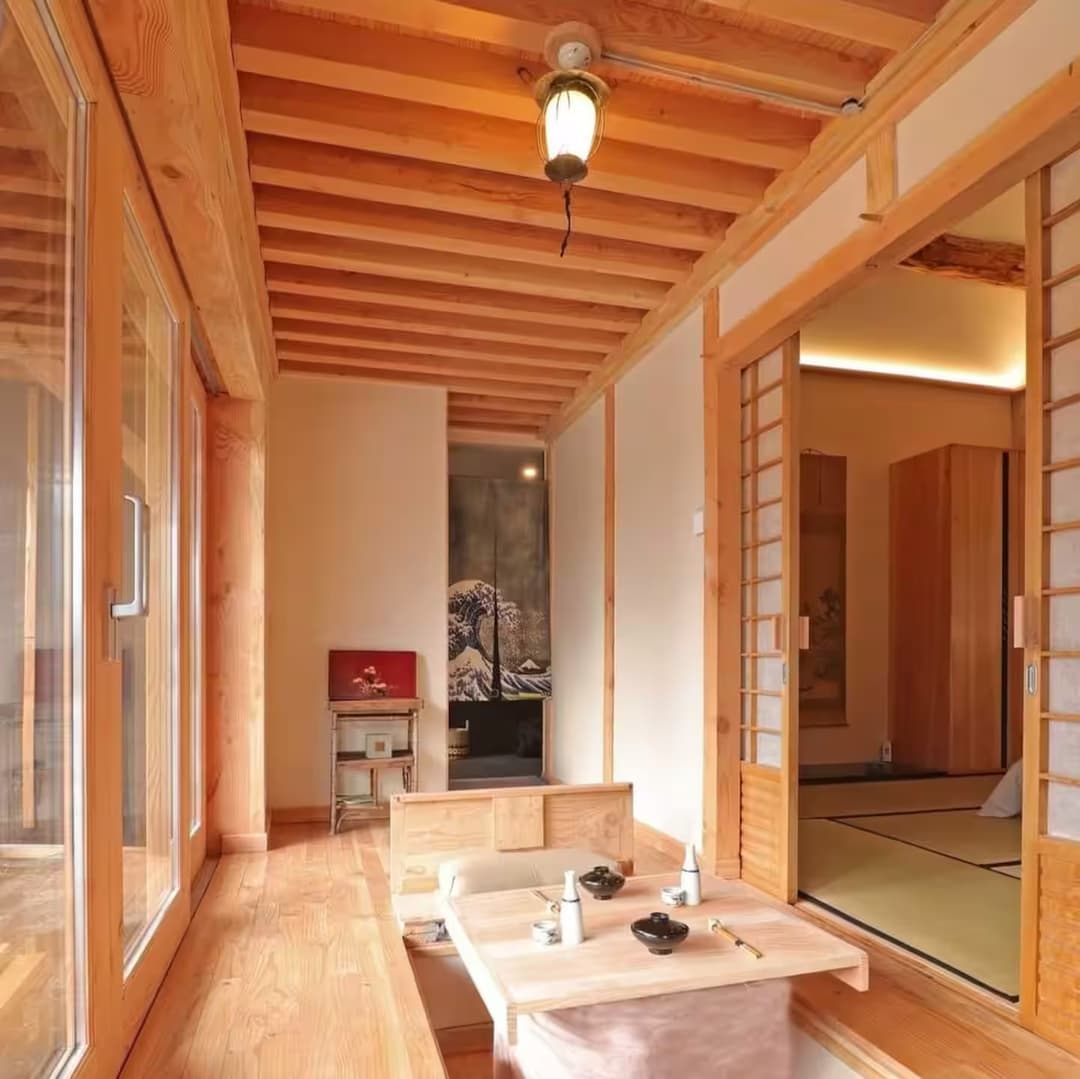 Un pavillon asiatique au bord d’un étang privé