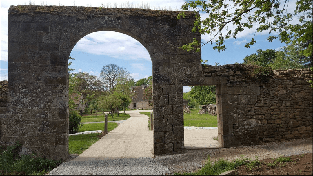 Le gîte normand avec un étang privé et des ânes