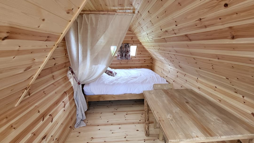Cabane atypique avec une terrasse ouverte sur l’étang 