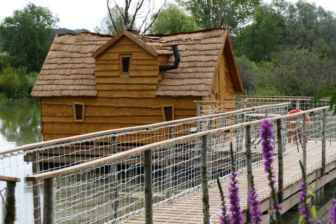 Cabane atypique avec une terrasse ouverte sur l’étang 