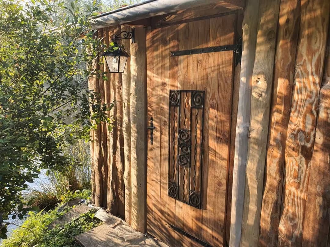 Cabane insolite au bord d’un étang privé