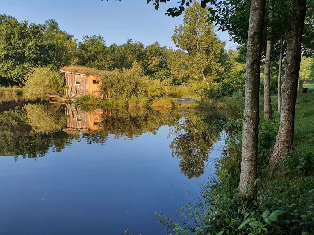 Cabane insolite au bord d’un étang privé