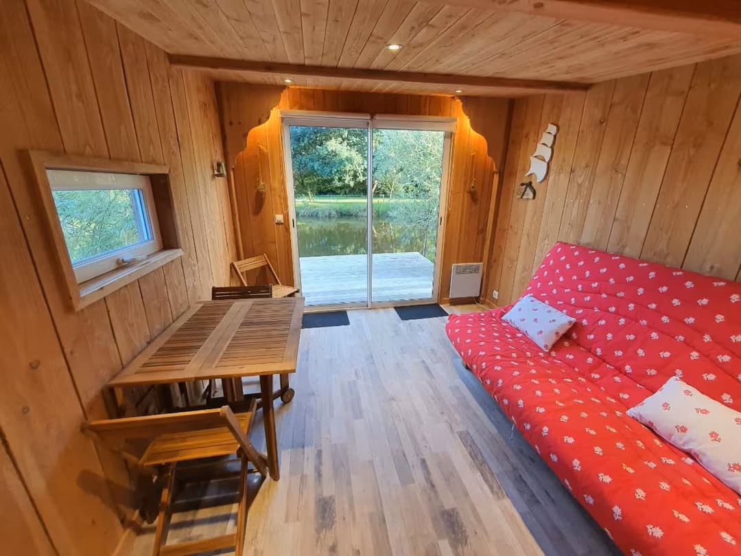 Cabane insolite au bord d’un étang privé