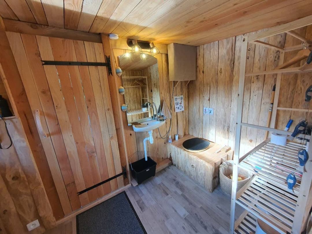 Cabane insolite au bord d’un étang privé