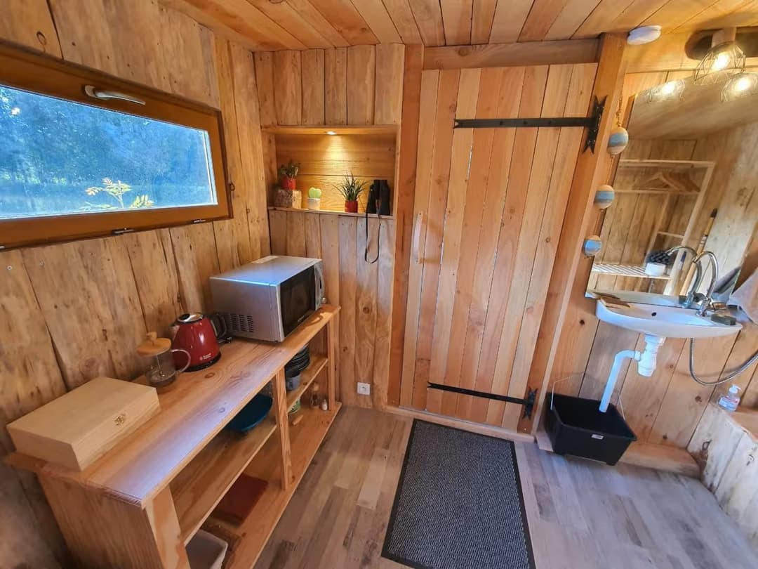 Cabane insolite au bord d’un étang privé