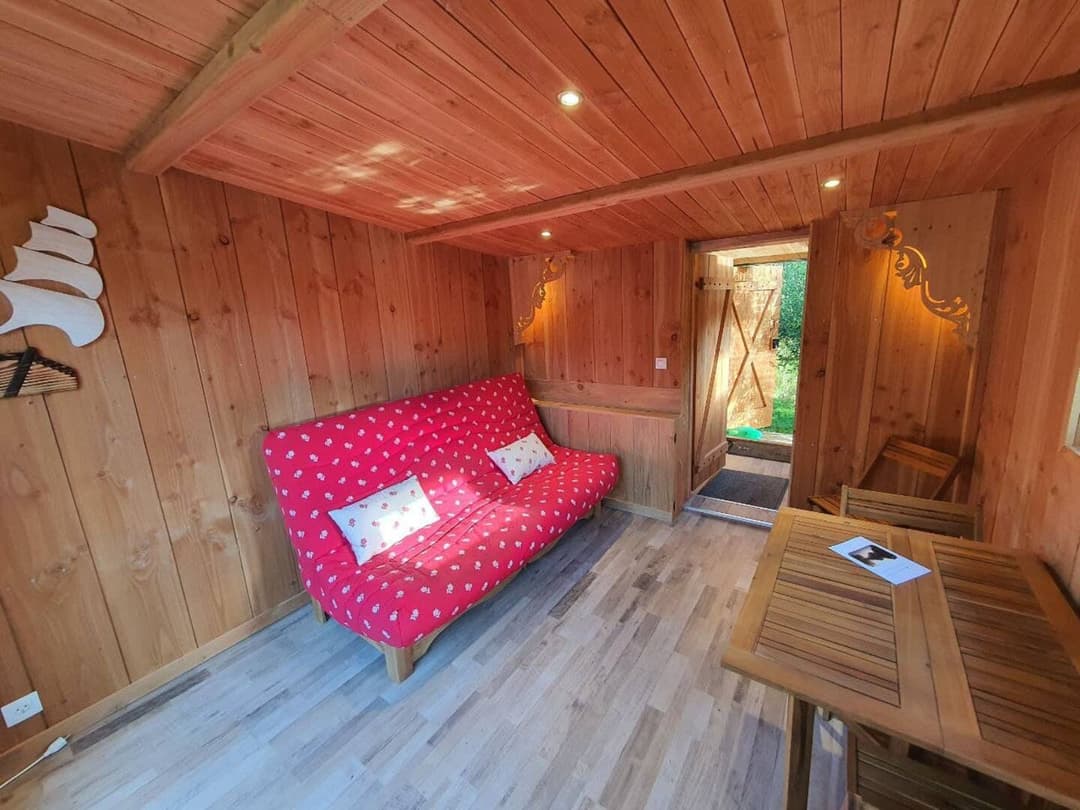 Cabane insolite au bord d’un étang privé
