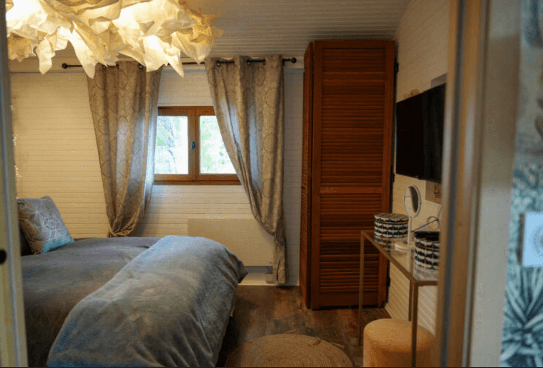 Lodge luxeux avec jacuzzi privatif au bord d’un étang 