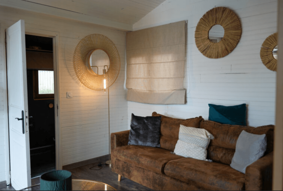 Lodge luxeux avec jacuzzi privatif au bord d’un étang 
