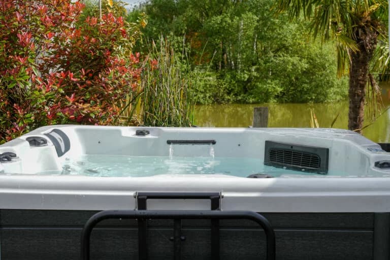 Lodge luxeux avec jacuzzi privatif au bord d’un étang 