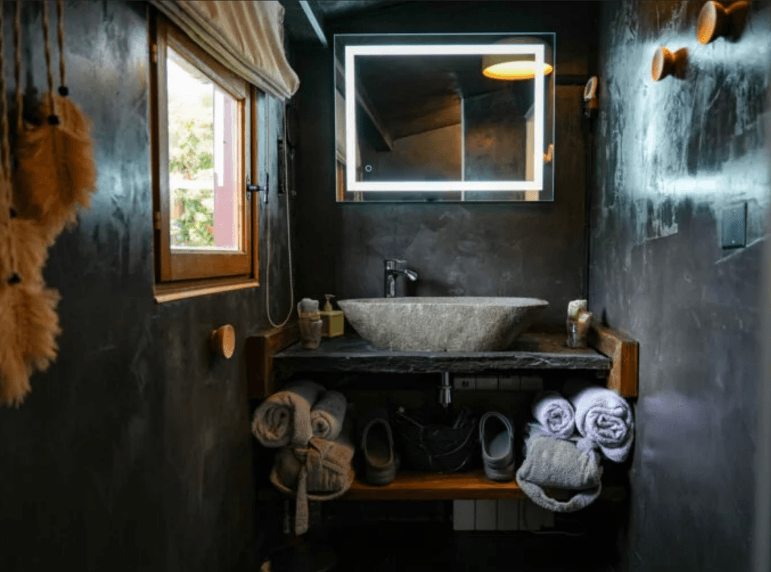 Lodge luxeux avec jacuzzi privatif au bord d’un étang 