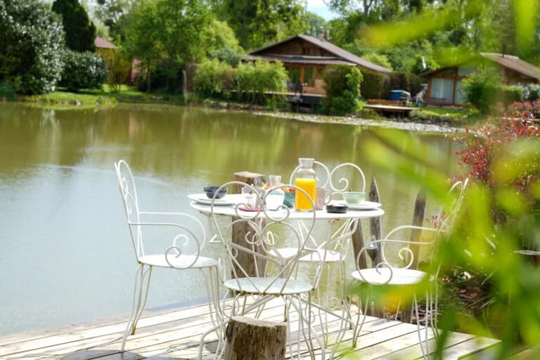 Lodge luxeux avec jacuzzi privatif au bord d’un étang 