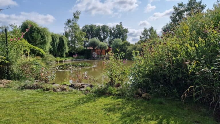 Hébergement avec spa au bord d’un étang 