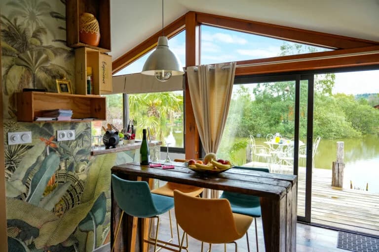 Lodge luxeux avec jacuzzi privatif au bord d’un étang 