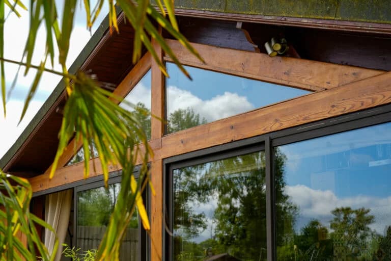 Lodge luxeux avec jacuzzi privatif au bord d’un étang 