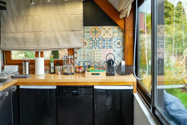 Lodge luxeux avec jacuzzi privatif au bord d’un étang 
