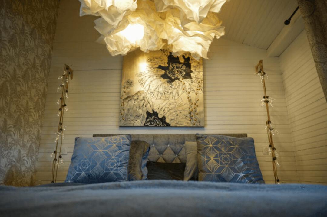 Lodge luxeux avec jacuzzi privatif au bord d’un étang 