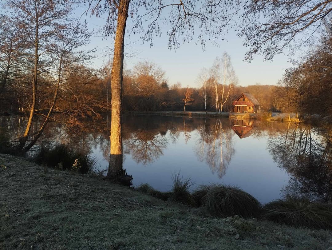 Chalet en bord d’un étang privé dans le Limousin 