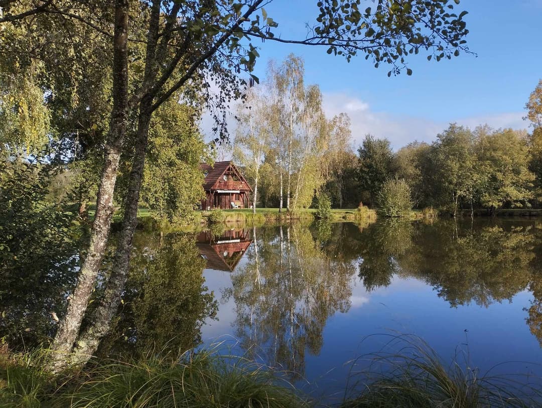 Chalet en bord d’un étang privé dans le Limousin 