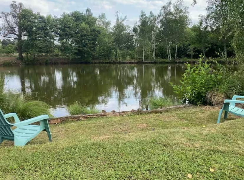Chalet en bord d’un étang privé dans le Limousin 