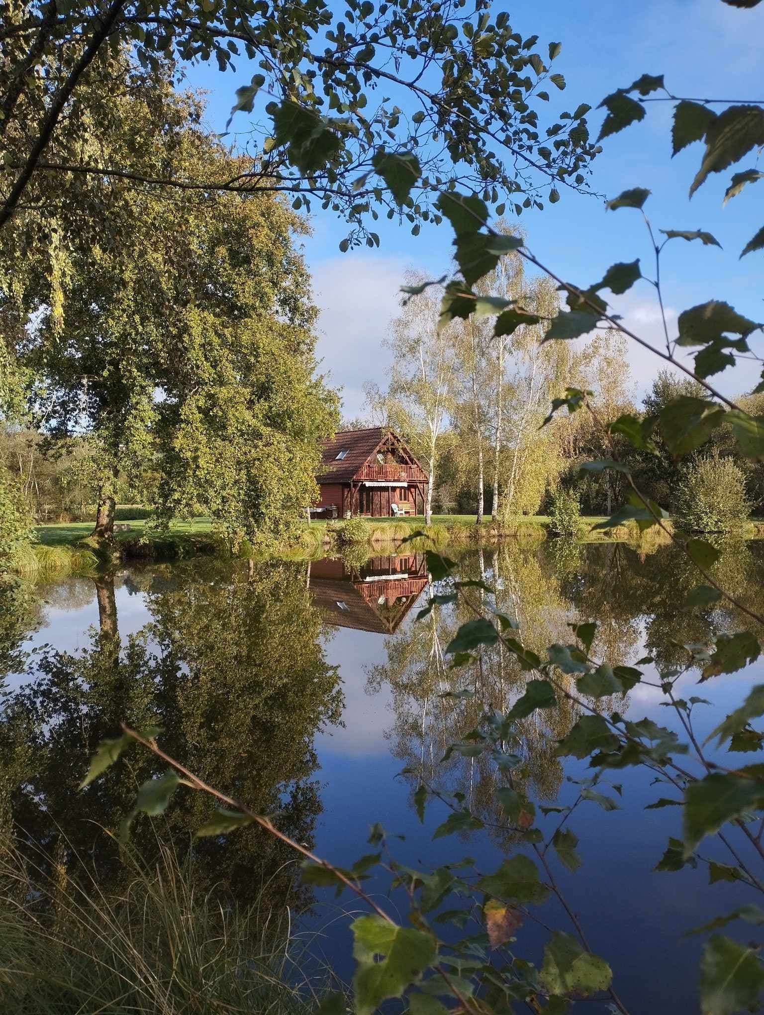 Chalet en bord d’un étang privé dans le Limousin 