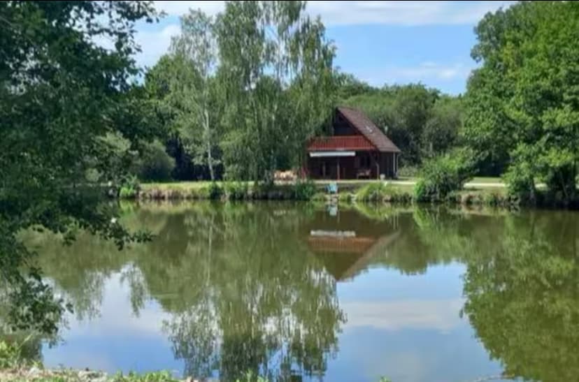 Chalet en bord d’un étang privé dans le Limousin 