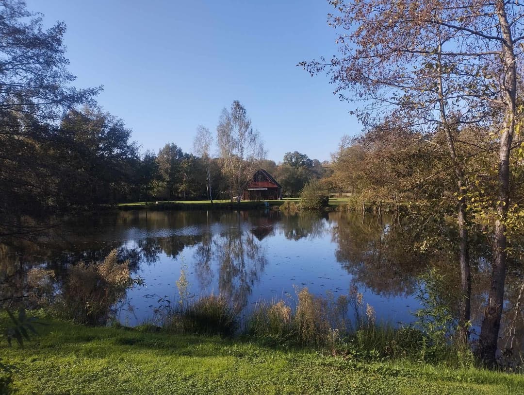 Chalet en bord d’un étang privé dans le Limousin 