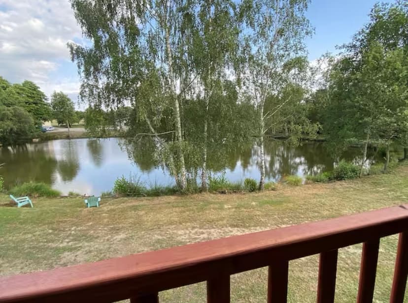 Chalet en bord d’un étang privé dans le Limousin 