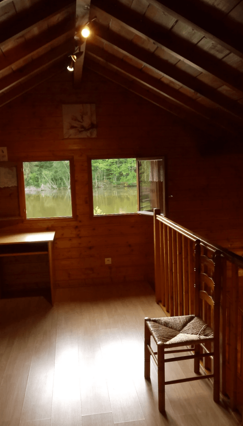Chalet au bord d’un étang de 1.5 ha 