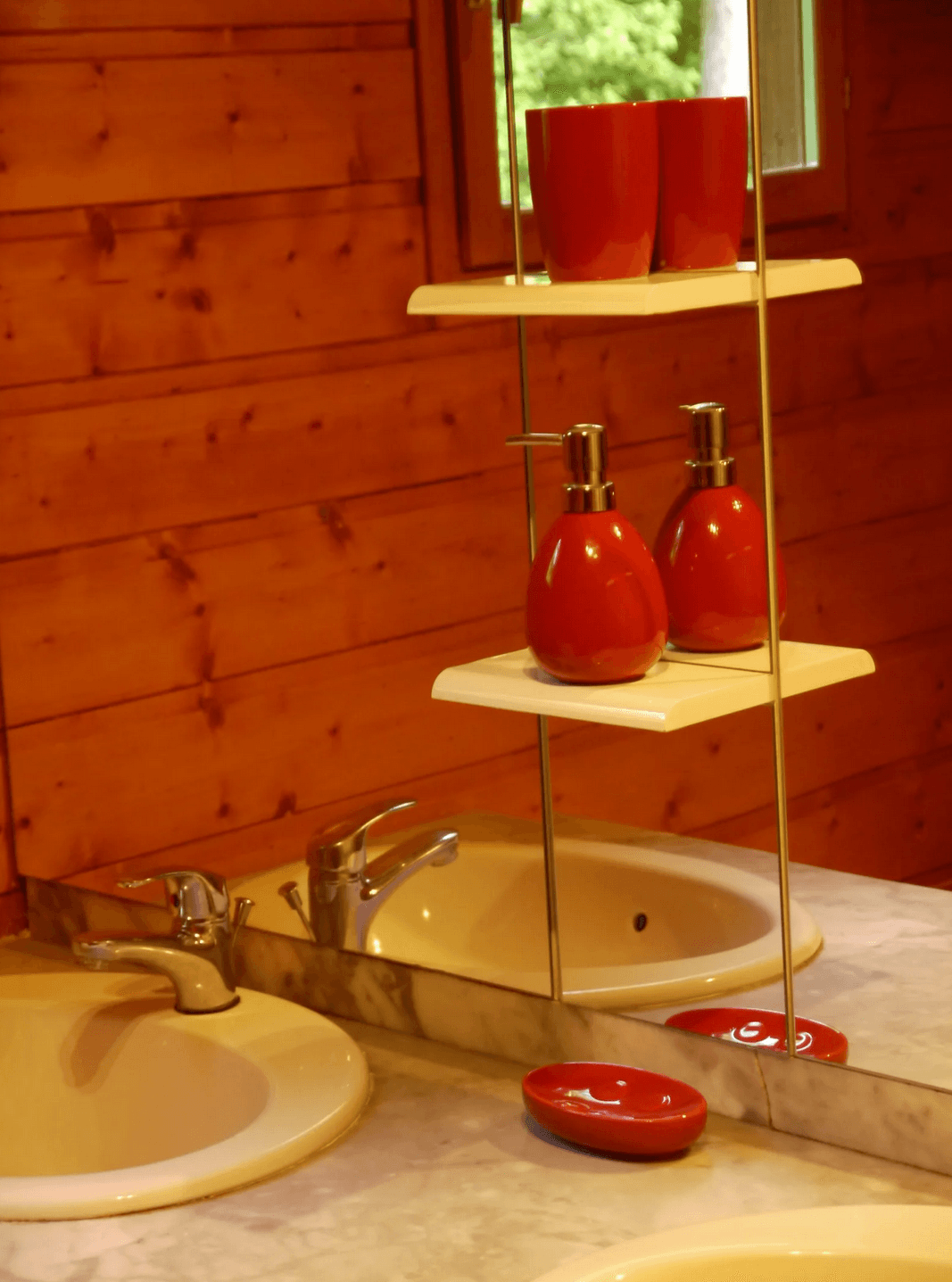 Chalet au bord d’un étang de 1.5 ha 
