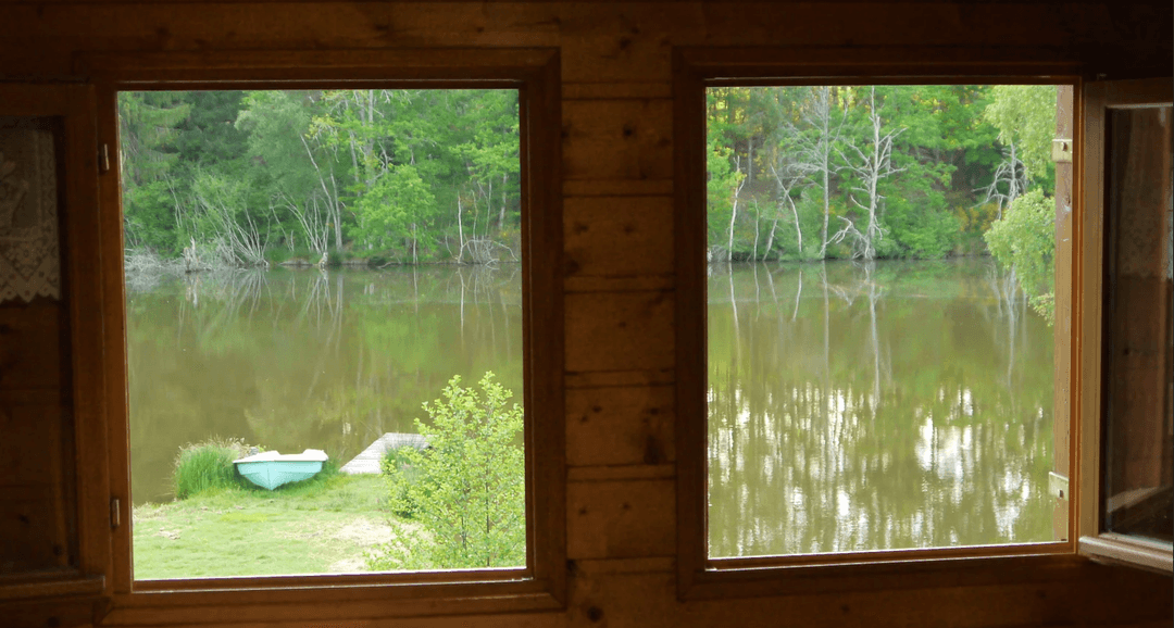 Chalet au bord d’un étang de 1.5 ha 