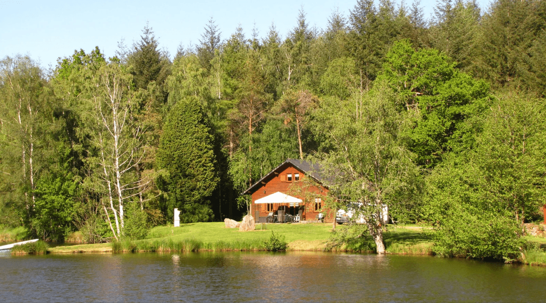 Chalet au bord d’un étang de 1.5 ha 