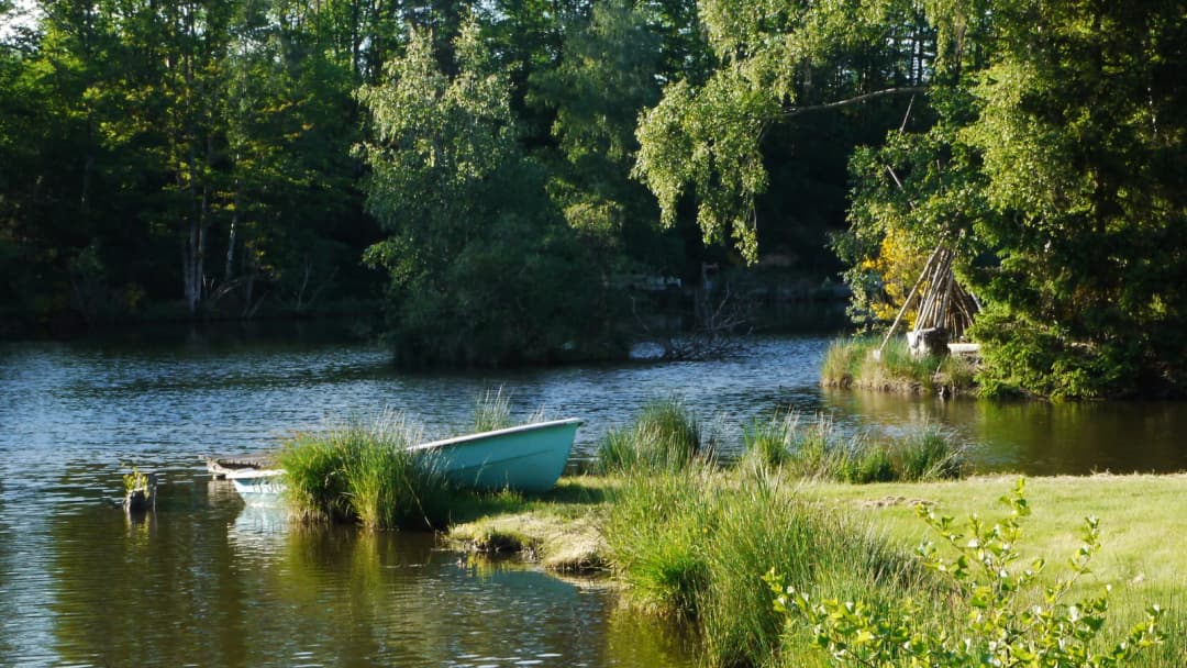 Chalet au bord d’un étang de 1.5 ha 