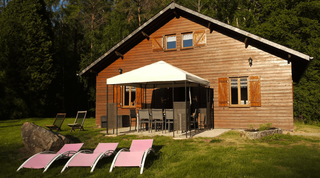 Chalet au bord d’un étang de 1.5 ha 