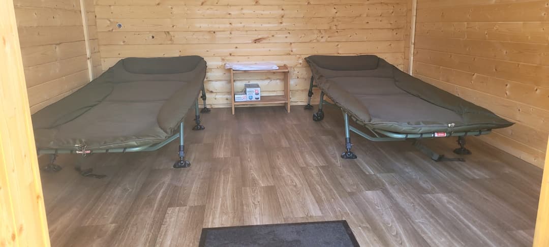 Gite et 2 cabanes avec accès à un étang privé 