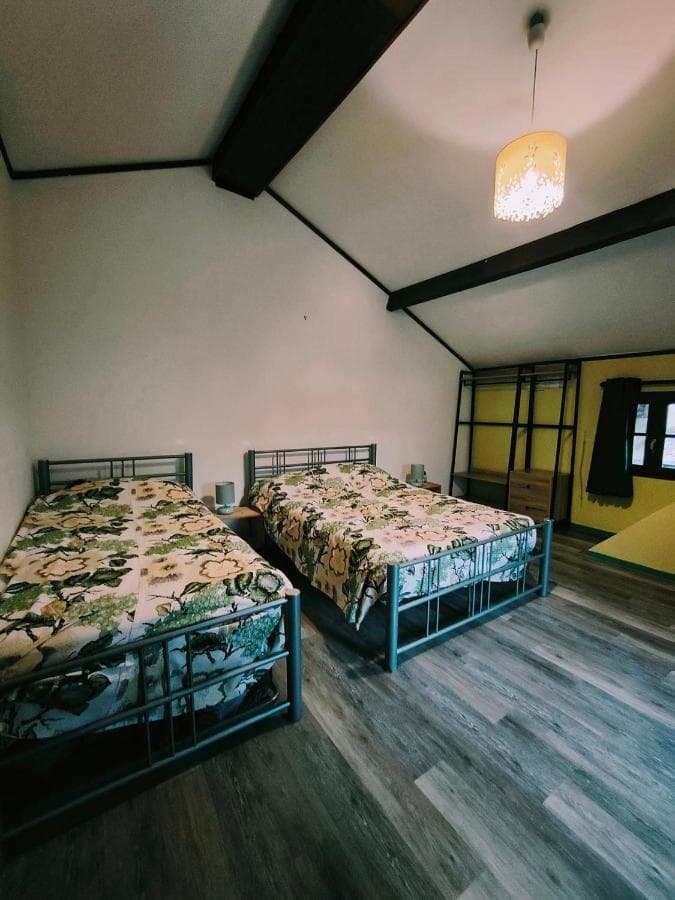Gite et 2 cabanes avec accès à un étang privé 