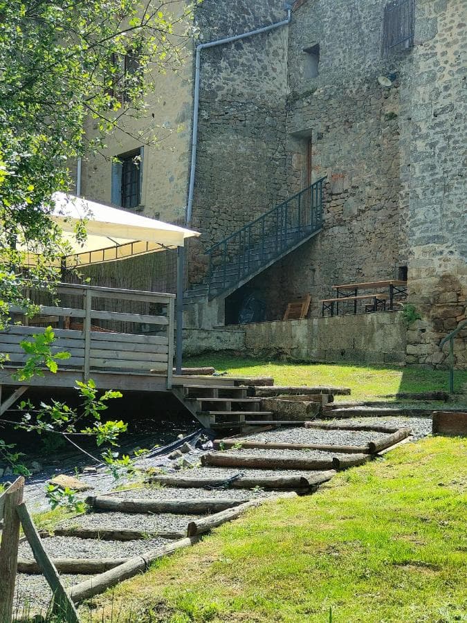 Gite et 2 cabanes avec accès à un étang privé 