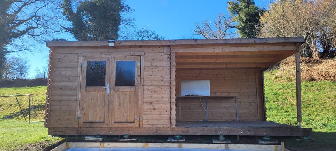Gite et 2 cabanes avec accès à un étang privé 