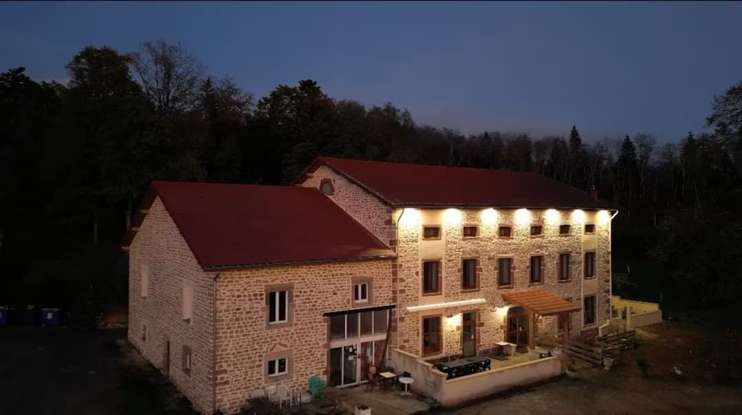 Grand gîte au bord de quatres étangs privés 