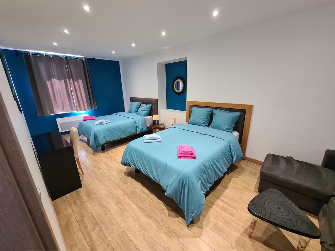 Grand gîte au bord de quatres étangs privés 
