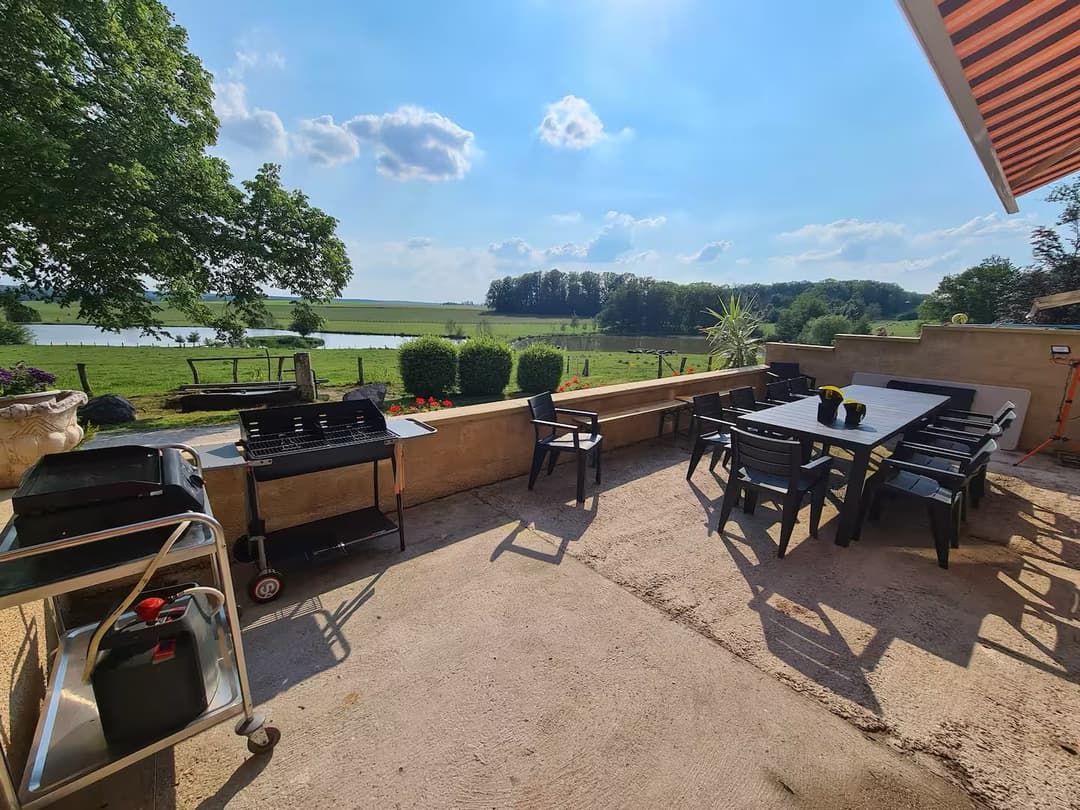 Grand gîte au bord de quatres étangs privés 