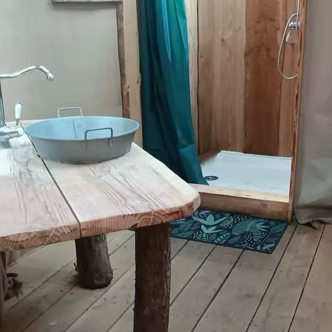 Cabane en bois perchée sur pilotis avec accès privé à la rivière 