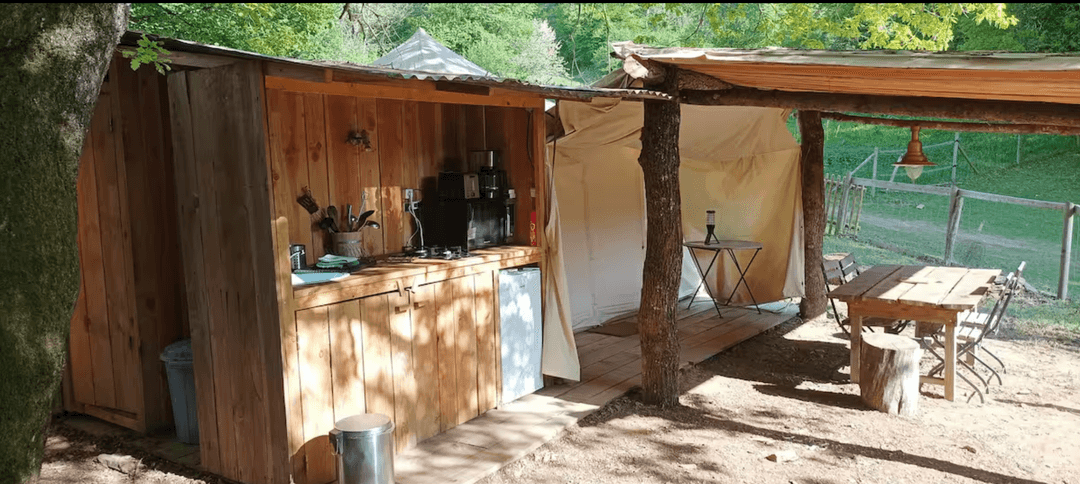 Cabane tente au cœur de la nature avec un accès privatisé à la rivière 