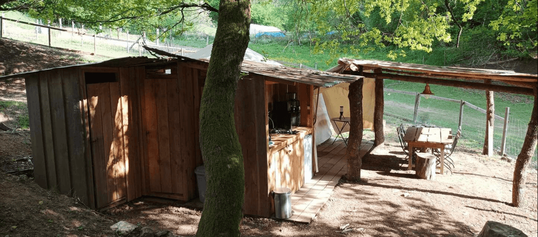 Cabane tente au cœur de la nature avec un accès privatisé à la rivière 