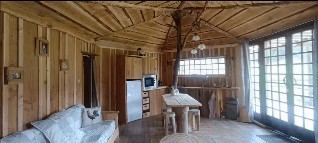 Cabane en bois perchée sur pilotis avec accès privé à la rivière 