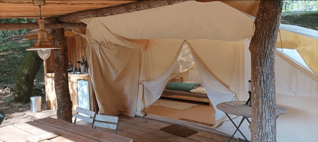 Cabane tente au cœur de la nature avec un accès privatisé à la rivière 